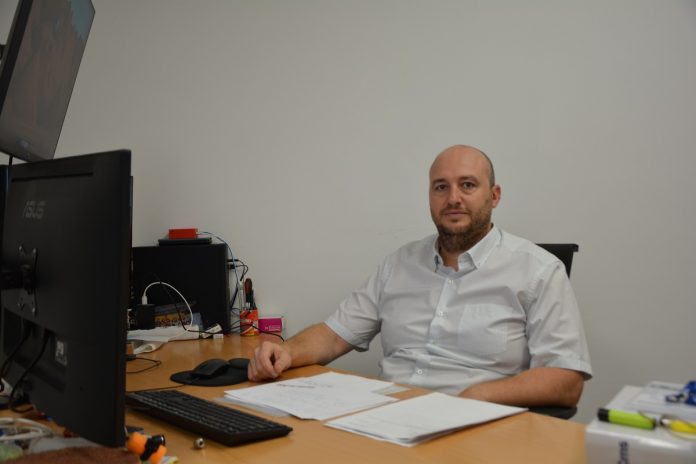 noticia iker Royes - Mármoles Royes apuesta por la precisión de la waterjet Easyline de CMS para la fabricación de encimeras de bufé